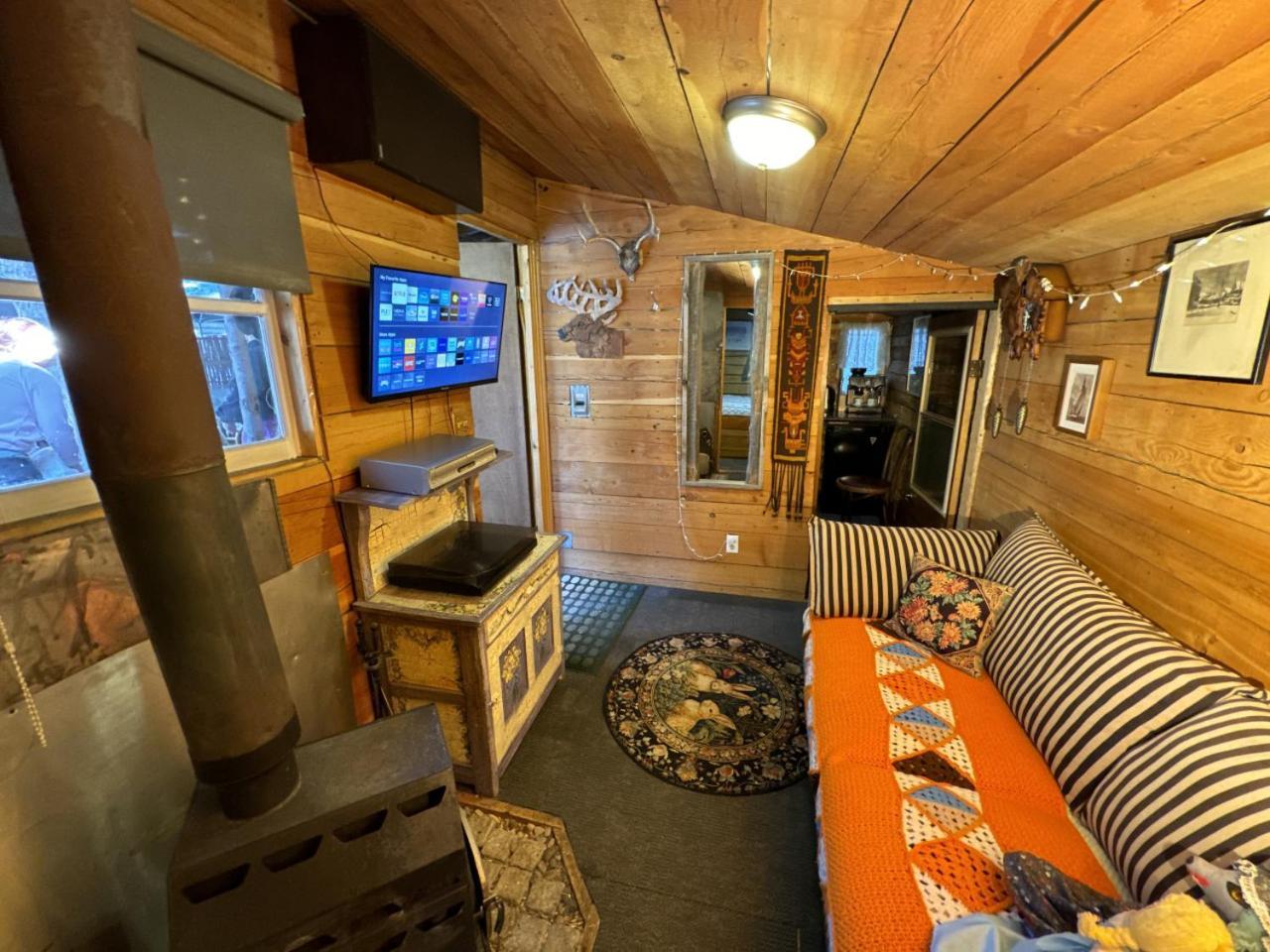Rustic Cozy Cabin With Hot Tub Bragg Creek Exterior photo